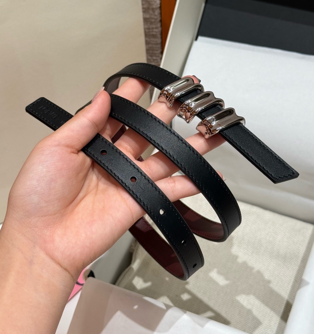 光滑牛皮革 Coil 双面腰带 光滑牛皮革双面腰带，饰有灵感源自品牌典藏的盘绕配件。*Anchor 腰带扣 *1.5 厘