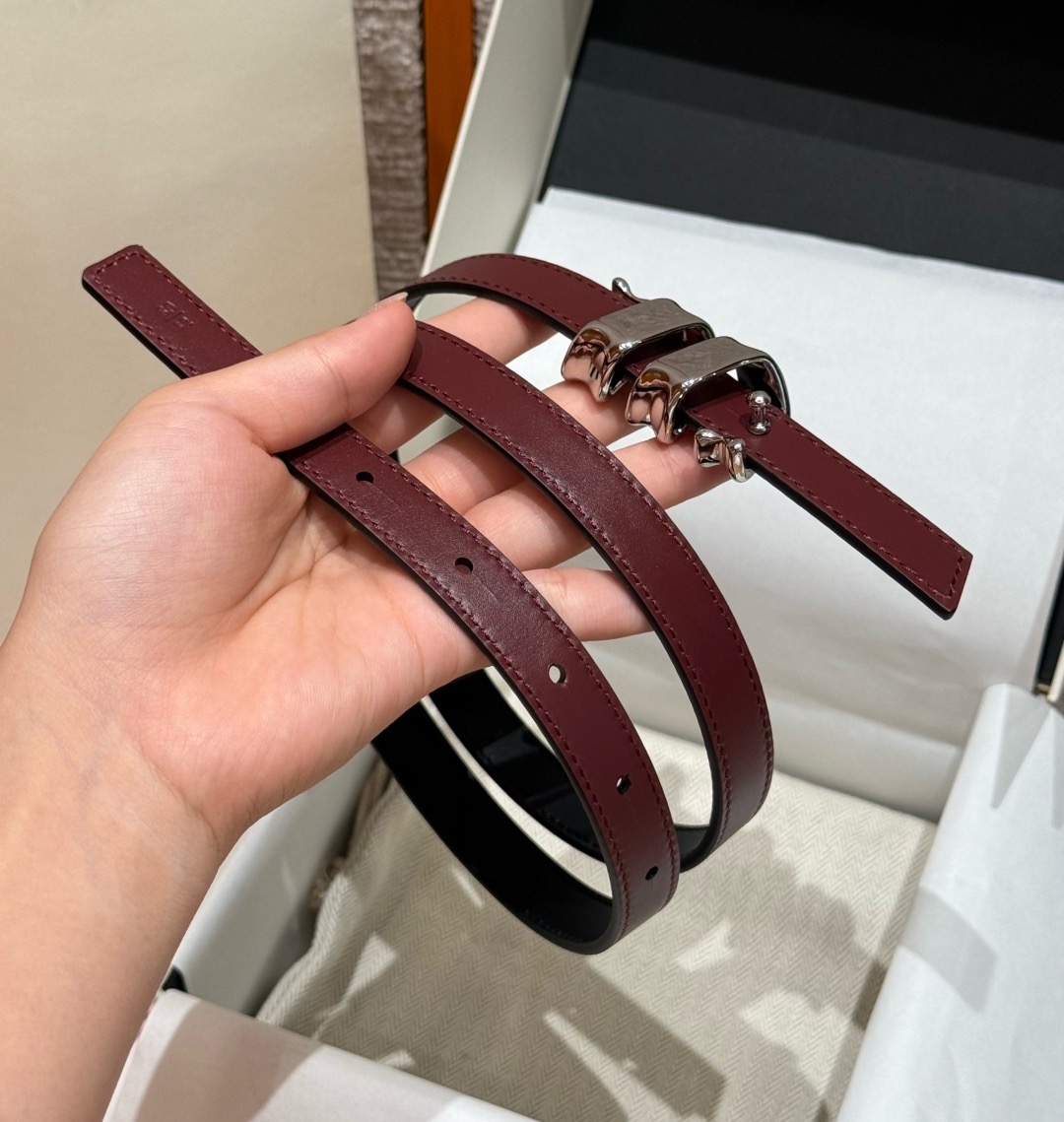 光滑牛皮革 Coil 双面腰带 光滑牛皮革双面腰带，饰有灵感源自品牌典藏的盘绕配件。*Anchor 腰带扣 *1.5 厘