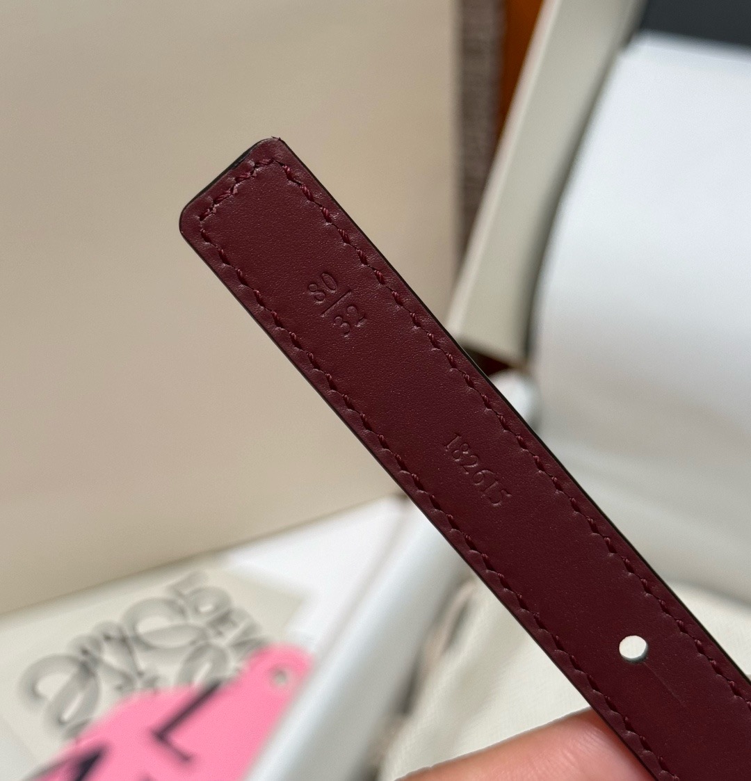 光滑牛皮革 Coil 双面腰带 光滑牛皮革双面腰带，饰有灵感源自品牌典藏的盘绕配件。*Anchor 腰带扣 *1.5 厘