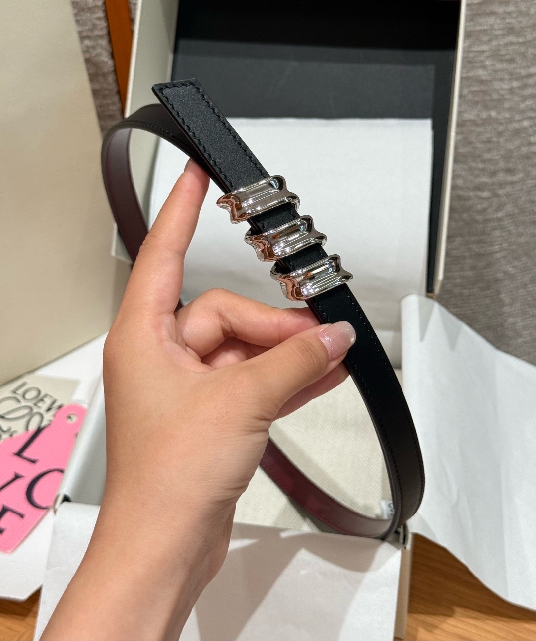 光滑牛皮革 Coil 双面腰带 光滑牛皮革双面腰带，饰有灵感源自品牌典藏的盘绕配件。*Anchor 腰带扣 *1.5 厘