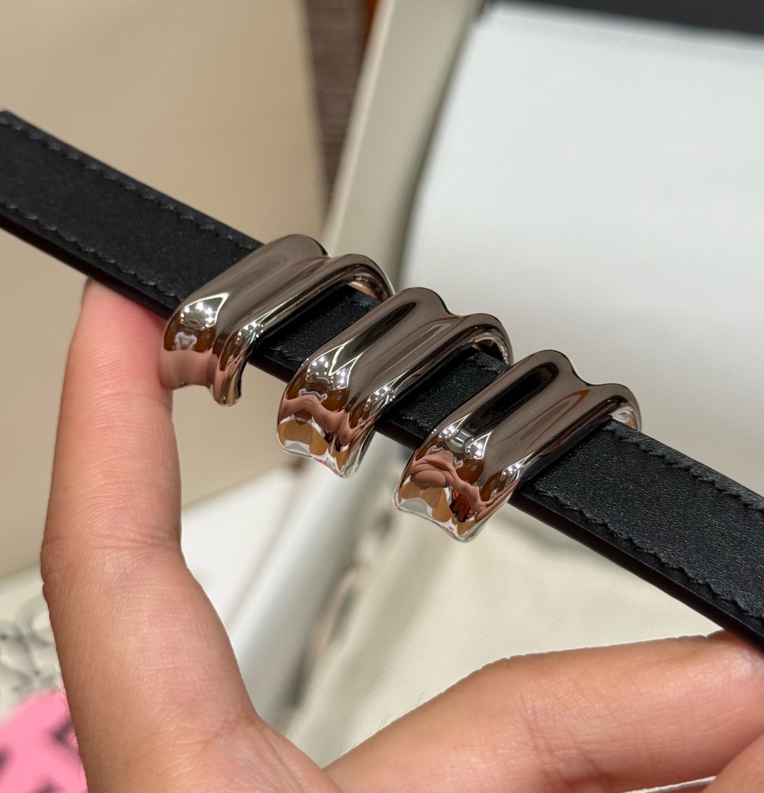 光滑牛皮革 Coil 双面腰带 光滑牛皮革双面腰带，饰有灵感源自品牌典藏的盘绕配件。*Anchor 腰带扣 *1.5 厘