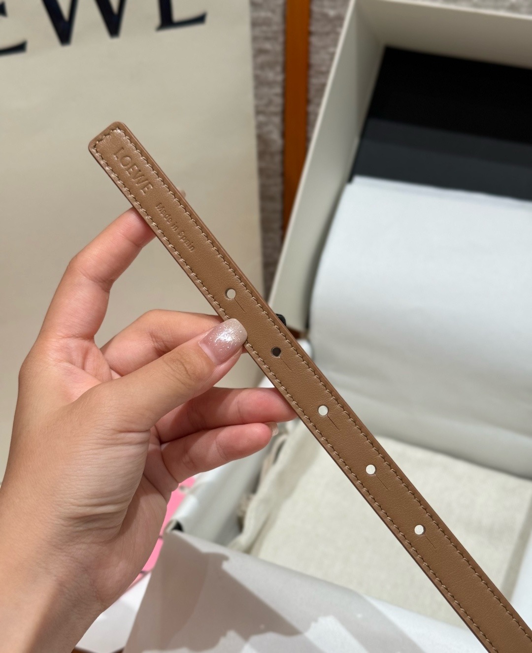 光滑牛皮革 Coil 双面腰带 光滑牛皮革双面腰带,饰有灵感源自品牌典藏的盘绕配件。*Anchor 腰带扣 *1.5 厘 光滑牛皮革 Coil 双面腰带 光滑牛皮革双面腰带,饰有灵感源自品牌典藏的盘绕配件。*Anchor 腰带扣 *1.5 厘