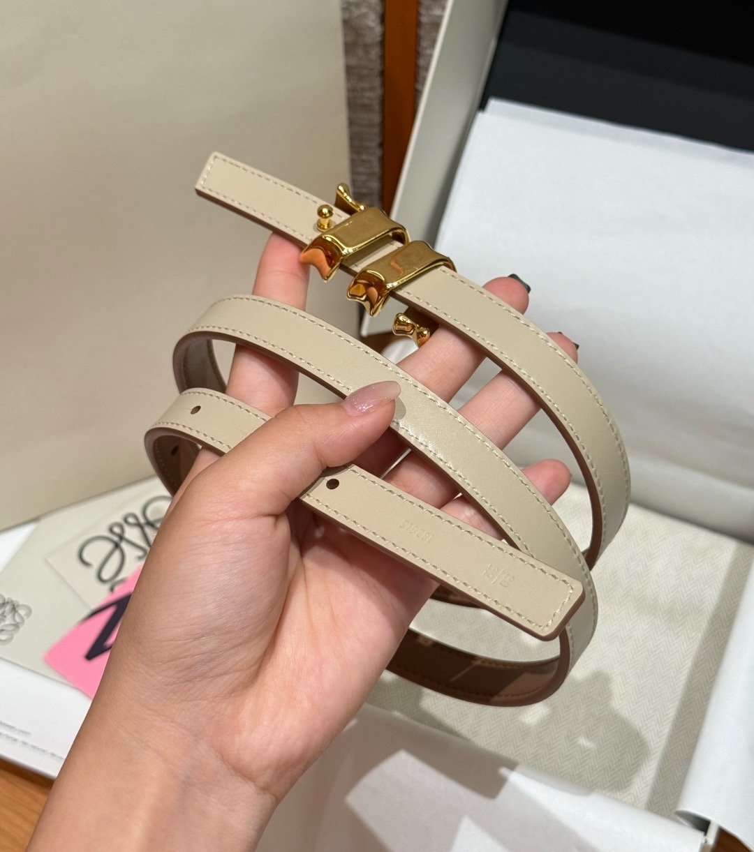 光滑牛皮革 Coil 双面腰带 光滑牛皮革双面腰带,饰有灵感源自品牌典藏的盘绕配件。*Anchor 腰带扣 *1.5 厘 光滑牛皮革 Coil 双面腰带 光滑牛皮革双面腰带,饰有灵感源自品牌典藏的盘绕配件。*Anchor 腰带扣 *1.5 厘
