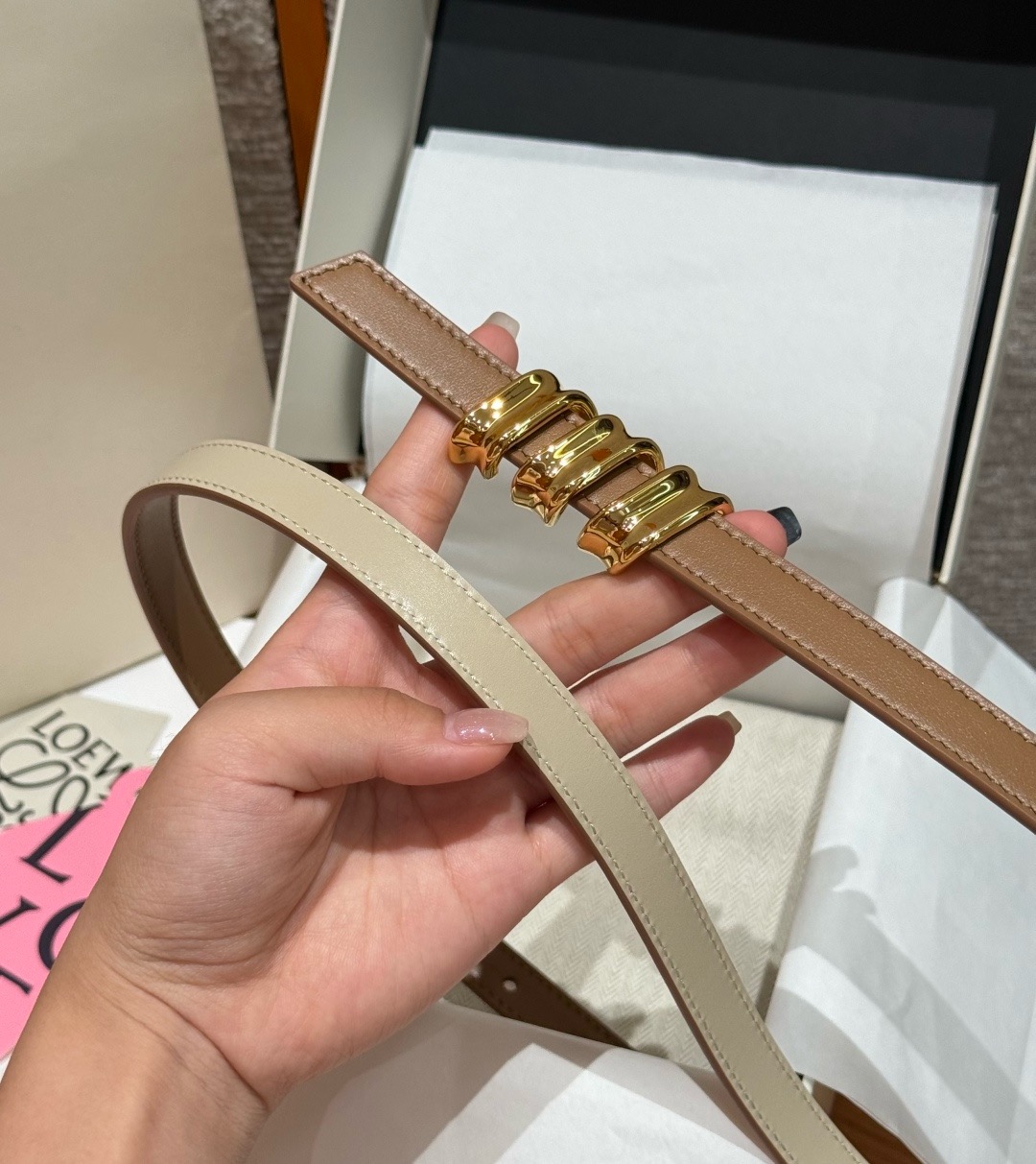光滑牛皮革 Coil 双面腰带 光滑牛皮革双面腰带,饰有灵感源自品牌典藏的盘绕配件。*Anchor 腰带扣 *1.5 厘 光滑牛皮革 Coil 双面腰带 光滑牛皮革双面腰带,饰有灵感源自品牌典藏的盘绕配件。*Anchor 腰带扣 *1.5 厘