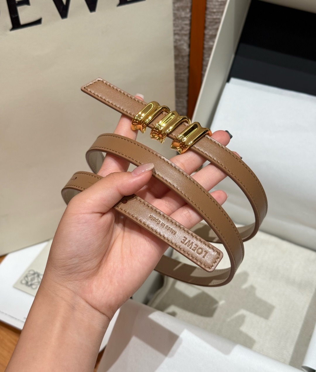 光滑牛皮革 Coil 双面腰带 光滑牛皮革双面腰带,饰有灵感源自品牌典藏的盘绕配件。*Anchor 腰带扣 *1.5 厘 光滑牛皮革 Coil 双面腰带 光滑牛皮革双面腰带,饰有灵感源自品牌典藏的盘绕配件。*Anchor 腰带扣 *1.5 厘