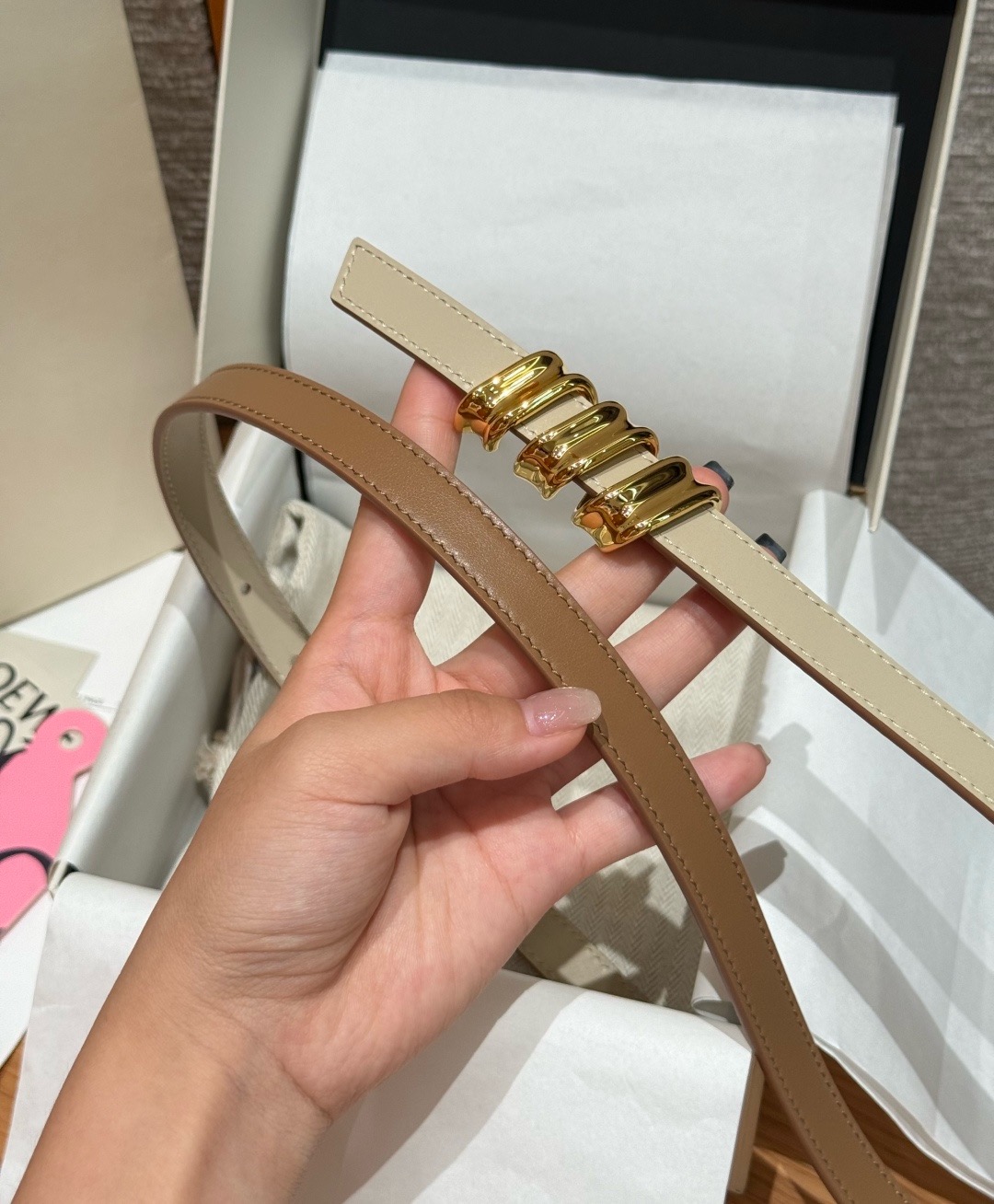 光滑牛皮革 Coil 双面腰带 光滑牛皮革双面腰带,饰有灵感源自品牌典藏的盘绕配件。*Anchor 腰带扣 *1.5 厘 光滑牛皮革 Coil 双面腰带 光滑牛皮革双面腰带,饰有灵感源自品牌典藏的盘绕配件。*Anchor 腰带扣 *1.5 厘