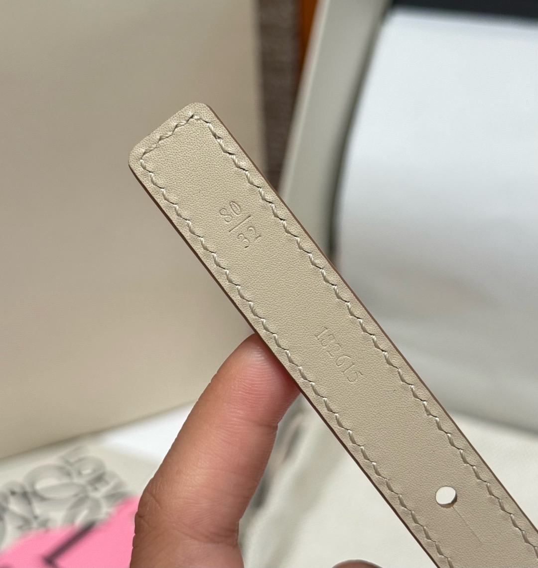 光滑牛皮革 Coil 双面腰带 光滑牛皮革双面腰带,饰有灵感源自品牌典藏的盘绕配件。*Anchor 腰带扣 *1.5 厘 光滑牛皮革 Coil 双面腰带 光滑牛皮革双面腰带,饰有灵感源自品牌典藏的盘绕配件。*Anchor 腰带扣 *1.5 厘