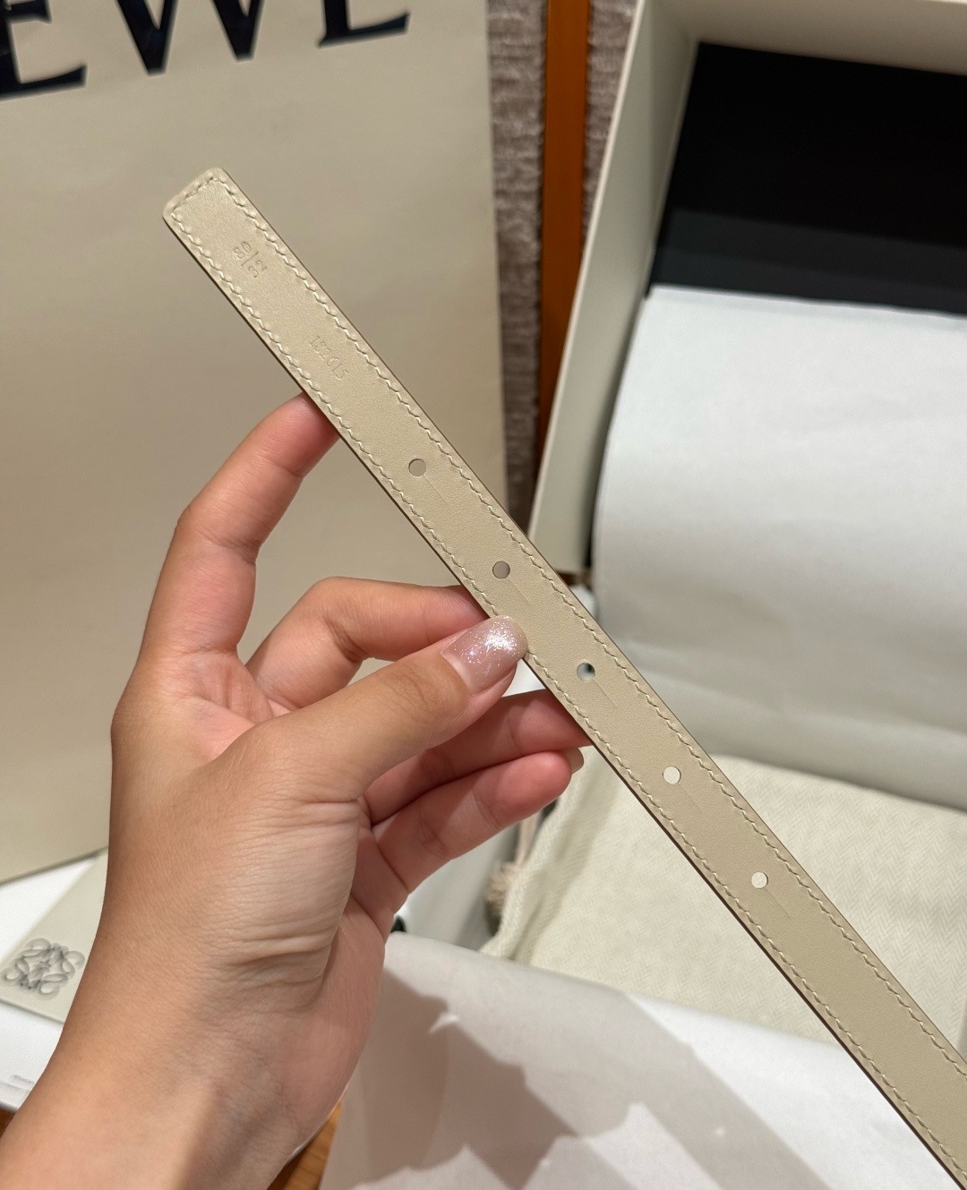 光滑牛皮革 Coil 双面腰带 光滑牛皮革双面腰带,饰有灵感源自品牌典藏的盘绕配件。*Anchor 腰带扣 *1.5 厘 光滑牛皮革 Coil 双面腰带 光滑牛皮革双面腰带,饰有灵感源自品牌典藏的盘绕配件。*Anchor 腰带扣 *1.5 厘