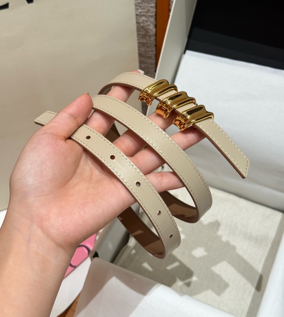 光滑牛皮革 Coil 双面腰带 光滑牛皮革双面腰带,饰有灵感源自品牌典藏的盘绕配件。*Anchor 腰带扣 *1.5 厘 光滑牛皮革 Coil 双面腰带 光滑牛皮革双面腰带,饰有灵感源自品牌典藏的盘绕配件。*Anchor 腰带扣 *1.5 厘