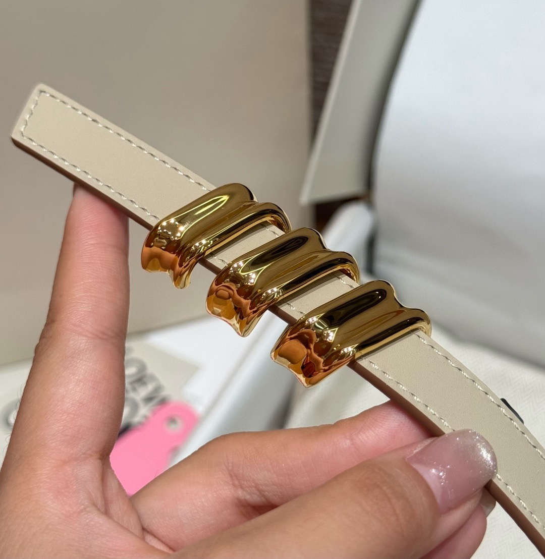 光滑牛皮革 Coil 双面腰带 光滑牛皮革双面腰带,饰有灵感源自品牌典藏的盘绕配件。*Anchor 腰带扣 *1.5 厘 光滑牛皮革 Coil 双面腰带 光滑牛皮革双面腰带,饰有灵感源自品牌典藏的盘绕配件。*Anchor 腰带扣 *1.5 厘