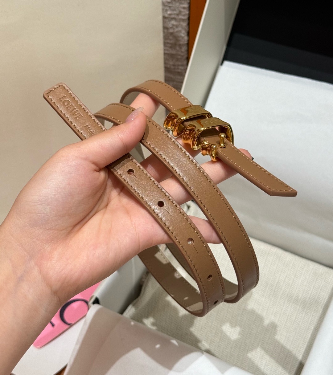 光滑牛皮革 Coil 双面腰带 光滑牛皮革双面腰带,饰有灵感源自品牌典藏的盘绕配件。*Anchor 腰带扣 *1.5 厘 光滑牛皮革 Coil 双面腰带 光滑牛皮革双面腰带,饰有灵感源自品牌典藏的盘绕配件。*Anchor 腰带扣 *1.5 厘