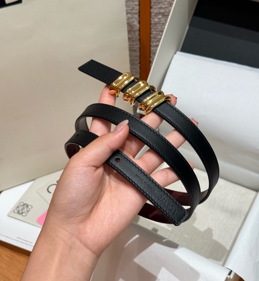 光滑牛皮革 Coil 双面腰带 光滑牛皮革双面腰带，饰有灵感源自品牌典藏的盘绕配件。*Anchor 腰带扣 *1.5 厘