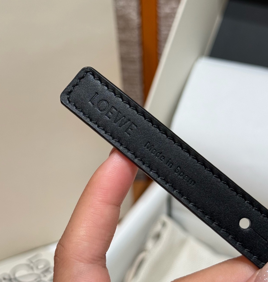光滑牛皮革 Coil 双面腰带 光滑牛皮革双面腰带，饰有灵感源自品牌典藏的盘绕配件。*Anchor 腰带扣 *1.5 厘