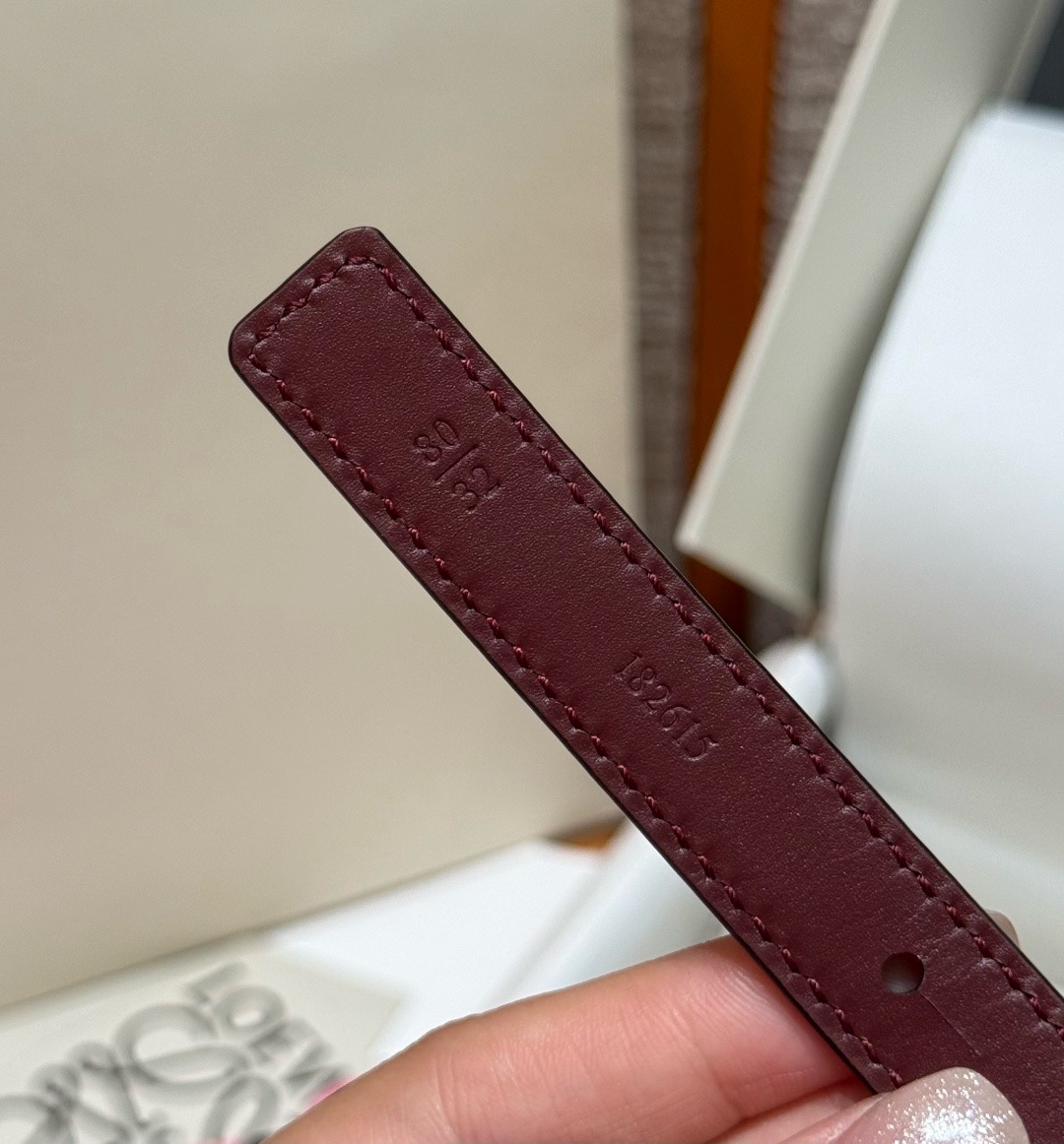 光滑牛皮革 Coil 双面腰带 光滑牛皮革双面腰带，饰有灵感源自品牌典藏的盘绕配件。*Anchor 腰带扣 *1.5 厘