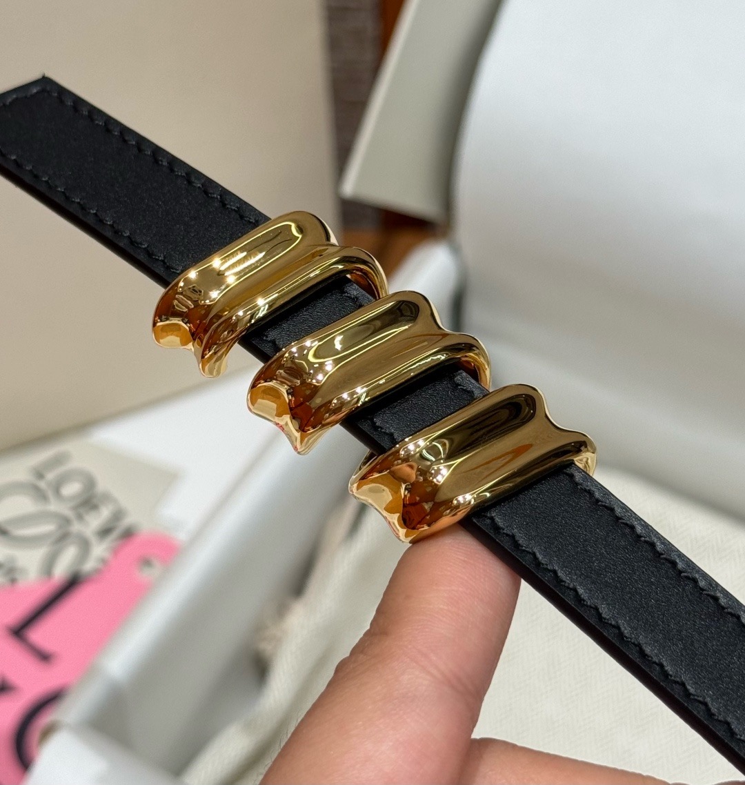 光滑牛皮革 Coil 双面腰带 光滑牛皮革双面腰带，饰有灵感源自品牌典藏的盘绕配件。*Anchor 腰带扣 *1.5 厘