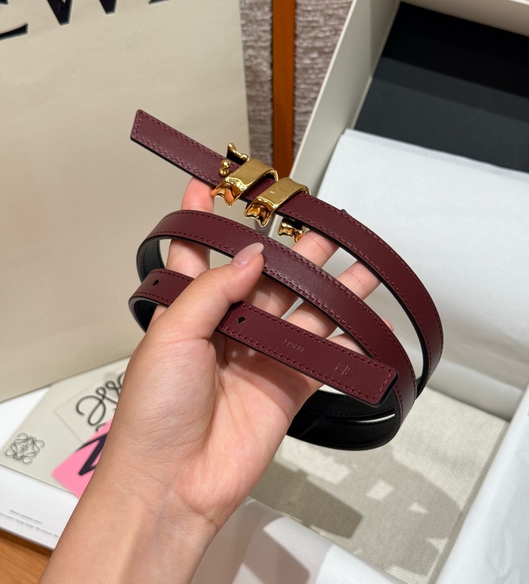 光滑牛皮革 Coil 双面腰带 光滑牛皮革双面腰带，饰有灵感源自品牌典藏的盘绕配件。*Anchor 腰带扣 *1.5 厘
