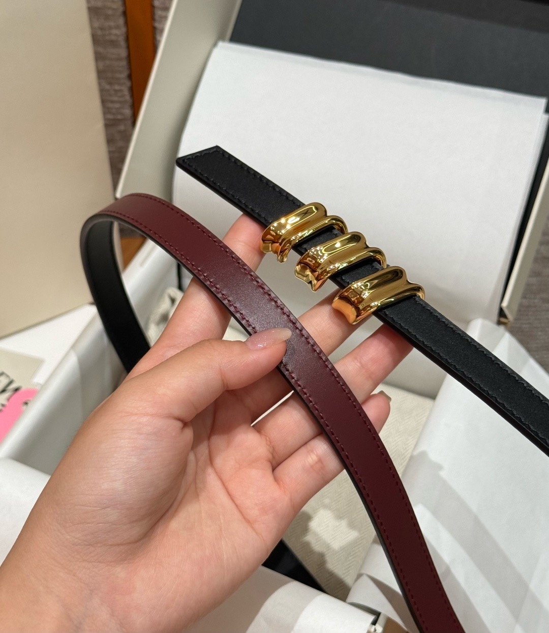 光滑牛皮革 Coil 双面腰带 光滑牛皮革双面腰带，饰有灵感源自品牌典藏的盘绕配件。*Anchor 腰带扣 *1.5 厘