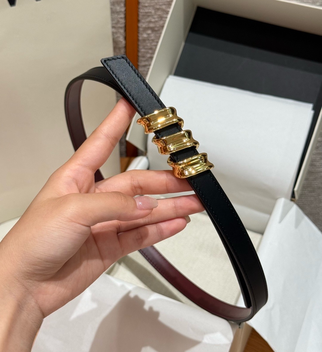 光滑牛皮革 Coil 双面腰带 光滑牛皮革双面腰带，饰有灵感源自品牌典藏的盘绕配件。*Anchor 腰带扣 *1.5 厘