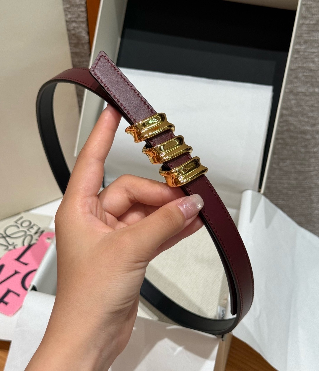 光滑牛皮革 Coil 双面腰带 光滑牛皮革双面腰带,饰有灵感源自品牌典藏的盘绕配件。*Anchor 腰带扣 *1.5 厘 光滑牛皮革 Coil 双面腰带 光滑牛皮革双面腰带,饰有灵感源自品牌典藏的盘绕配件。*Anchor 腰带扣 *1.5 厘