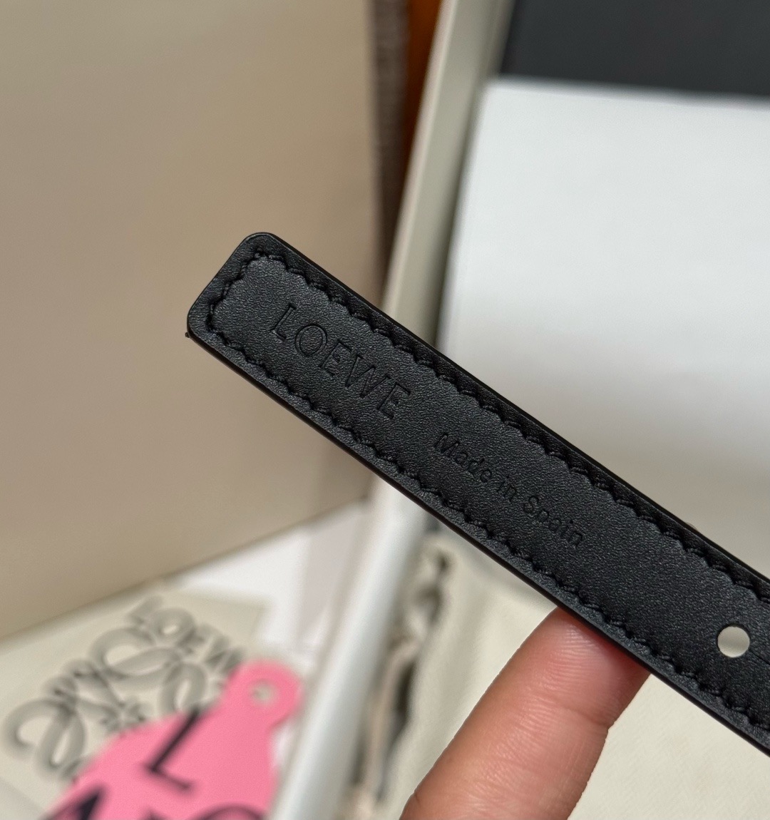 光滑牛皮革 Coil 双面腰带 光滑牛皮革双面腰带,饰有灵感源自品牌典藏的盘绕配件。*Anchor 腰带扣 *1.5 厘 光滑牛皮革 Coil 双面腰带 光滑牛皮革双面腰带,饰有灵感源自品牌典藏的盘绕配件。*Anchor 腰带扣 *1.5 厘