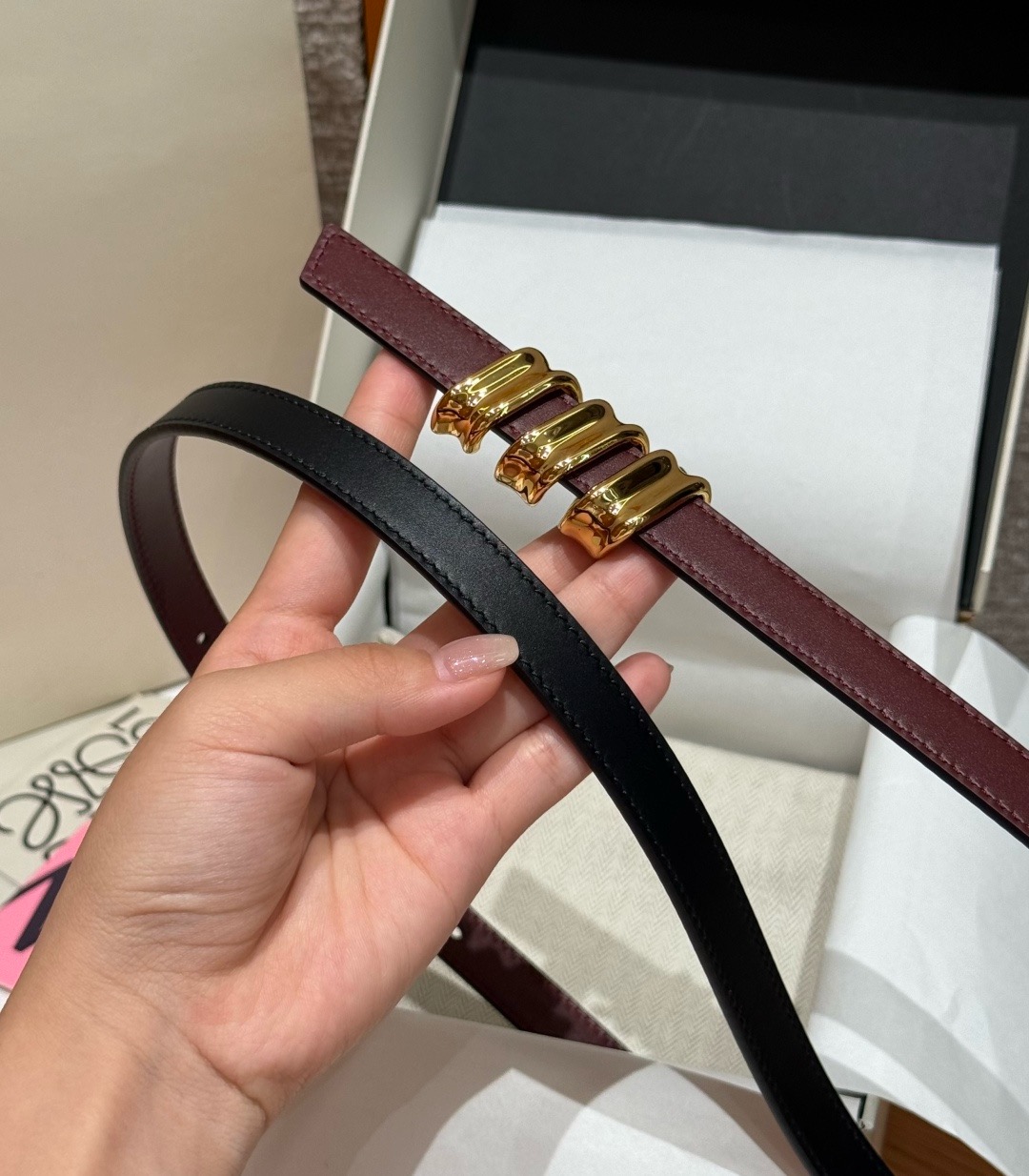 光滑牛皮革 Coil 双面腰带 光滑牛皮革双面腰带,饰有灵感源自品牌典藏的盘绕配件。*Anchor 腰带扣 *1.5 厘 光滑牛皮革 Coil 双面腰带 光滑牛皮革双面腰带,饰有灵感源自品牌典藏的盘绕配件。*Anchor 腰带扣 *1.5 厘