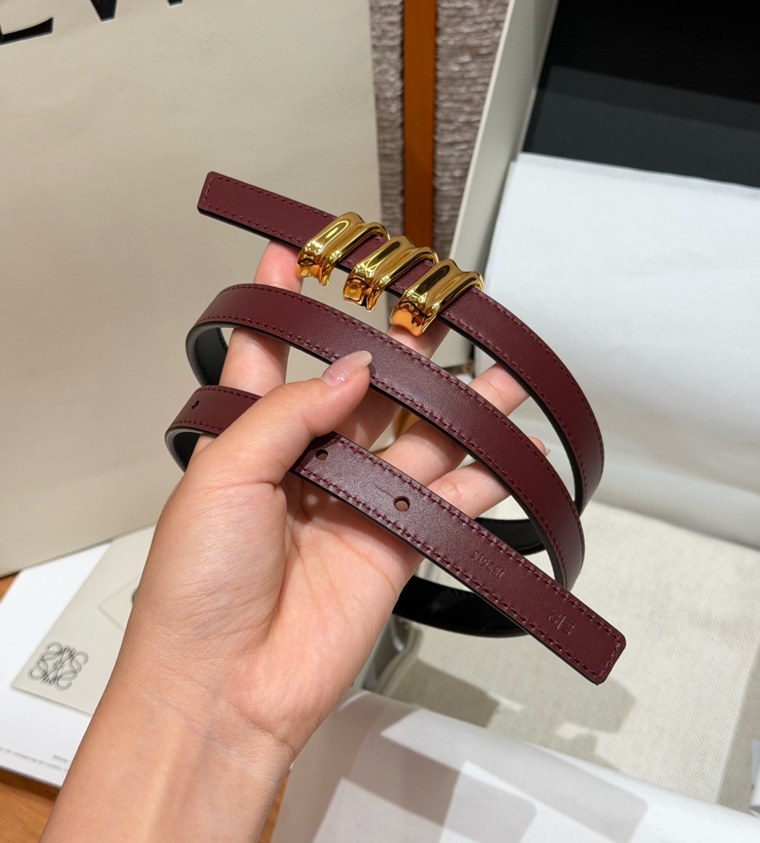光滑牛皮革 Coil 双面腰带 光滑牛皮革双面腰带,饰有灵感源自品牌典藏的盘绕配件。*Anchor 腰带扣 *1.5 厘 光滑牛皮革 Coil 双面腰带 光滑牛皮革双面腰带,饰有灵感源自品牌典藏的盘绕配件。*Anchor 腰带扣 *1.5 厘