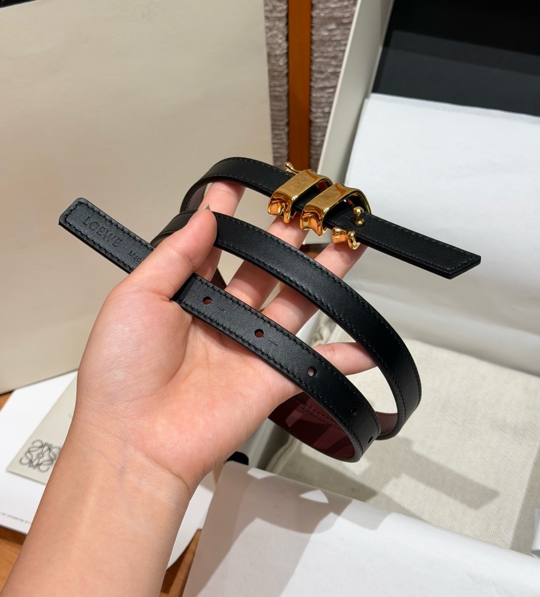 光滑牛皮革 Coil 双面腰带 光滑牛皮革双面腰带,饰有灵感源自品牌典藏的盘绕配件。*Anchor 腰带扣 *1.5 厘 光滑牛皮革 Coil 双面腰带 光滑牛皮革双面腰带,饰有灵感源自品牌典藏的盘绕配件。*Anchor 腰带扣 *1.5 厘