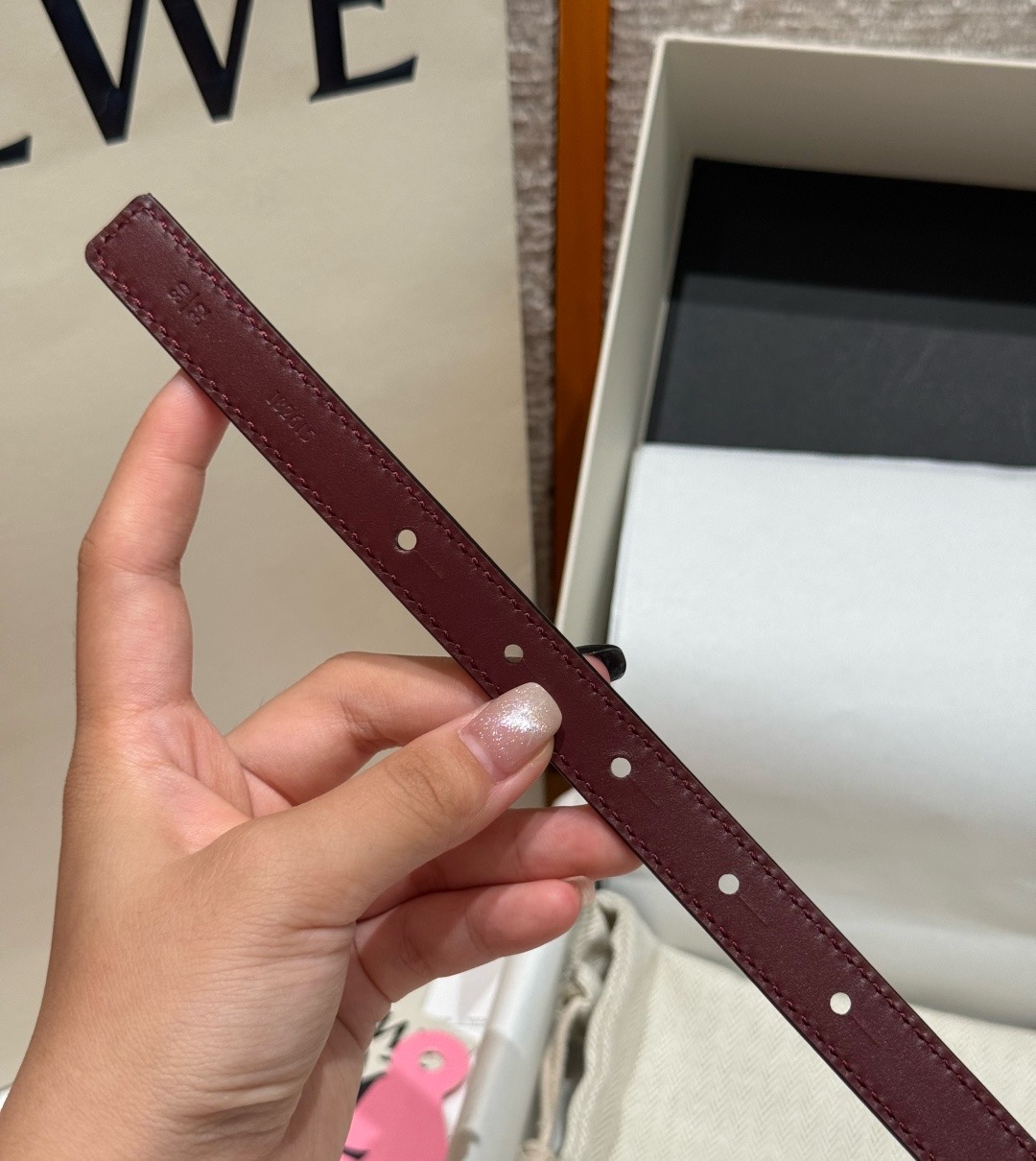 光滑牛皮革 Coil 双面腰带 光滑牛皮革双面腰带,饰有灵感源自品牌典藏的盘绕配件。*Anchor 腰带扣 *1.5 厘 光滑牛皮革 Coil 双面腰带 光滑牛皮革双面腰带,饰有灵感源自品牌典藏的盘绕配件。*Anchor 腰带扣 *1.5 厘