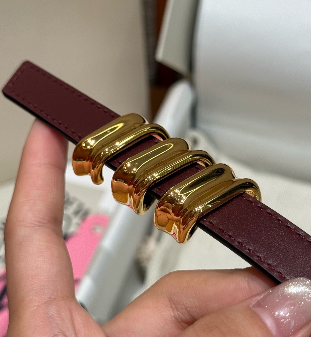 光滑牛皮革 Coil 双面腰带 光滑牛皮革双面腰带,饰有灵感源自品牌典藏的盘绕配件。*Anchor 腰带扣 *1.5 厘 光滑牛皮革 Coil 双面腰带 光滑牛皮革双面腰带,饰有灵感源自品牌典藏的盘绕配件。*Anchor 腰带扣 *1.5 厘