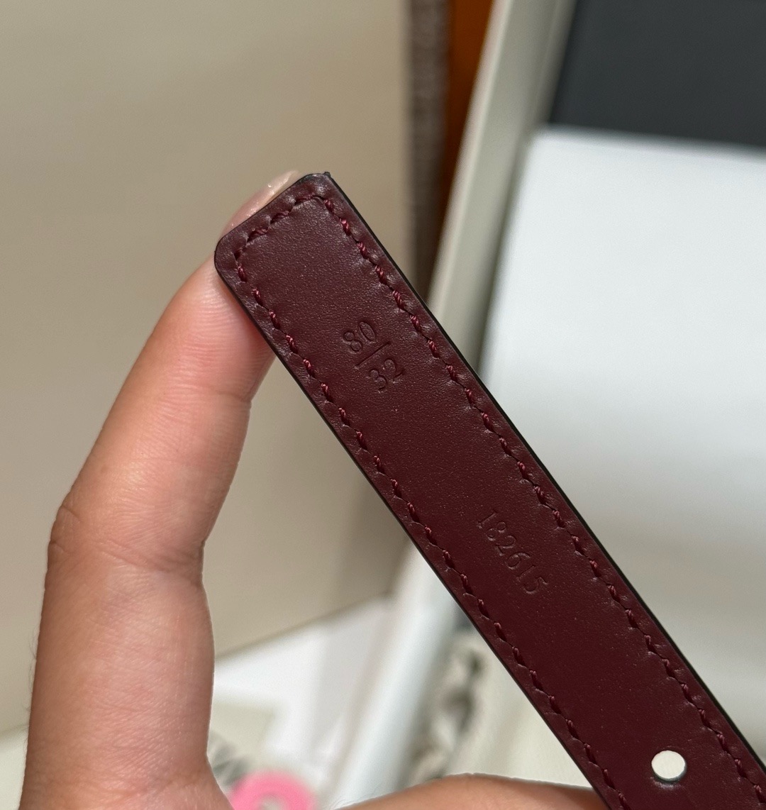 光滑牛皮革 Coil 双面腰带 光滑牛皮革双面腰带,饰有灵感源自品牌典藏的盘绕配件。*Anchor 腰带扣 *1.5 厘 光滑牛皮革 Coil 双面腰带 光滑牛皮革双面腰带,饰有灵感源自品牌典藏的盘绕配件。*Anchor 腰带扣 *1.5 厘