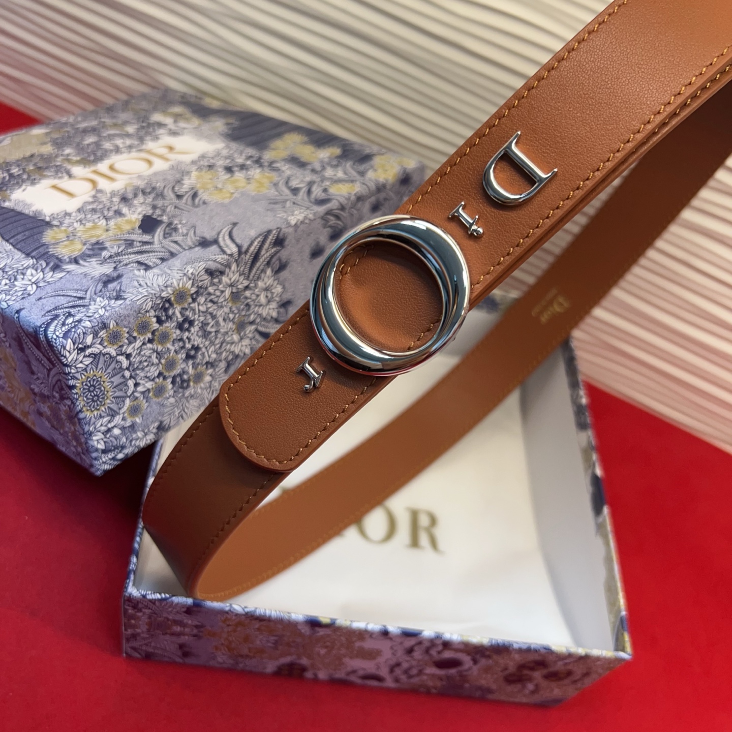 腰带将经典传承与现代风格巧妙融合，彰显 Dior 风格的精髓。采用光滑牛皮革精心制作，皮带上镶嵌Dior的字母，可为各式