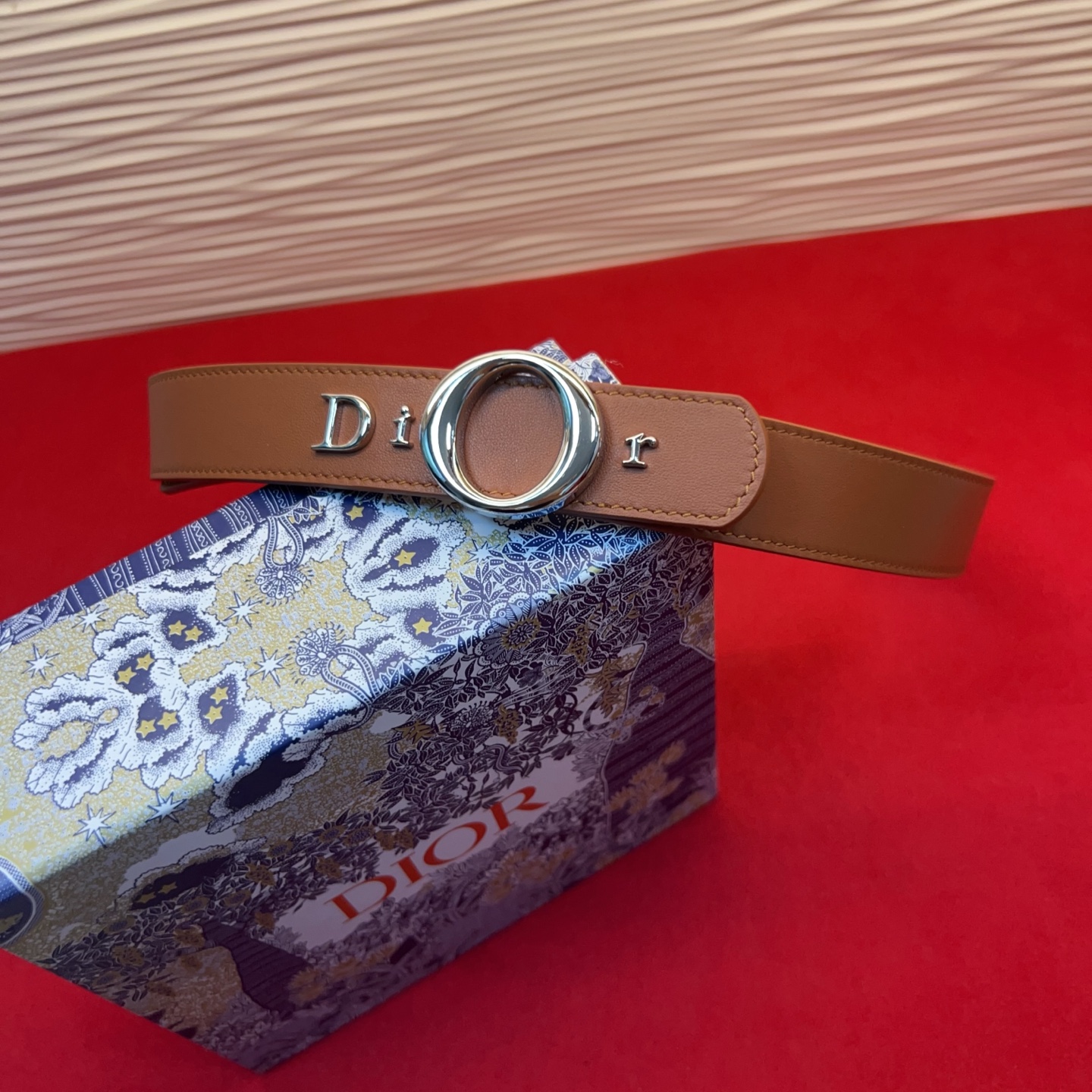 腰带将经典传承与现代风格巧妙融合，彰显 Dior 风格的精髓。采用光滑牛皮革精心制作，皮带上镶嵌Dior的字母，可为各式