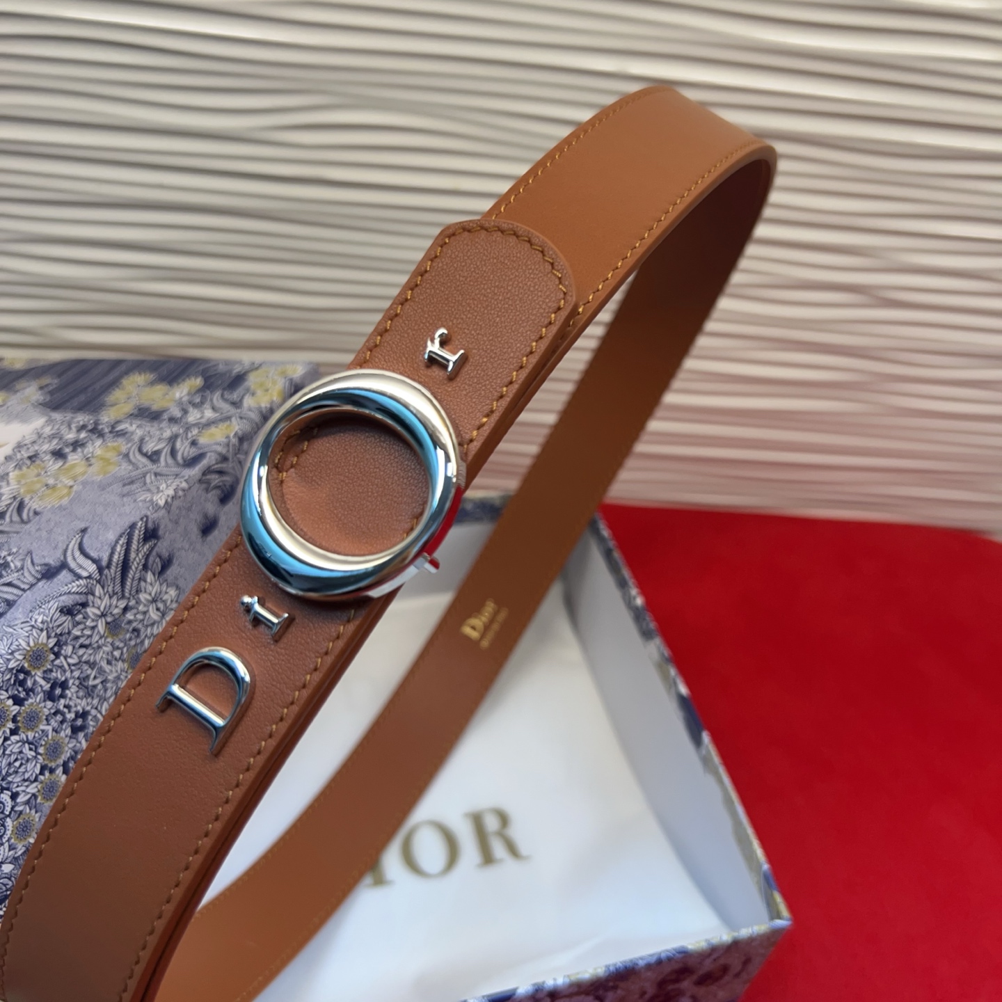 腰带将经典传承与现代风格巧妙融合，彰显 Dior 风格的精髓。采用光滑牛皮革精心制作，皮带上镶嵌Dior的字母，可为各式