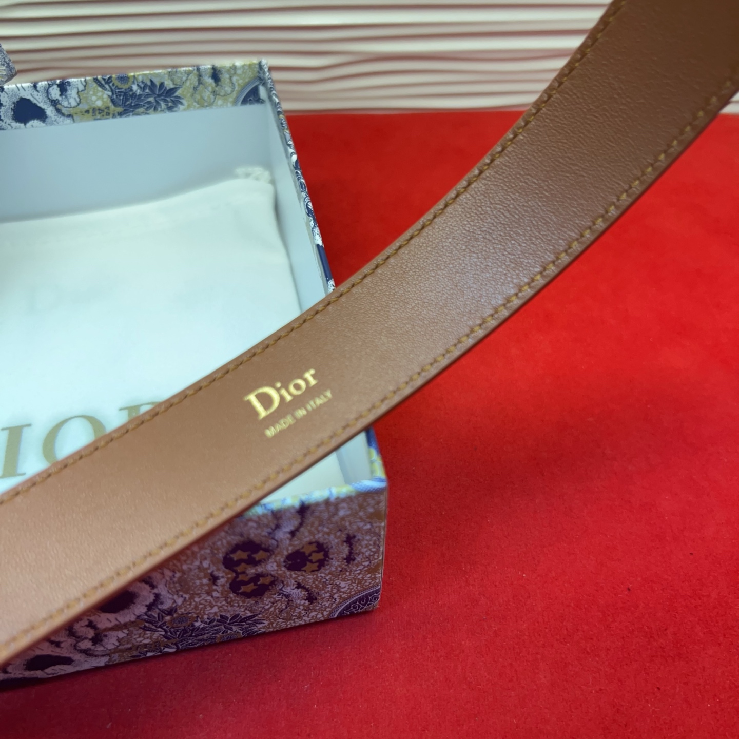 腰带将经典传承与现代风格巧妙融合，彰显 Dior 风格的精髓。采用光滑牛皮革精心制作，皮带上镶嵌Dior的字母，可为各式