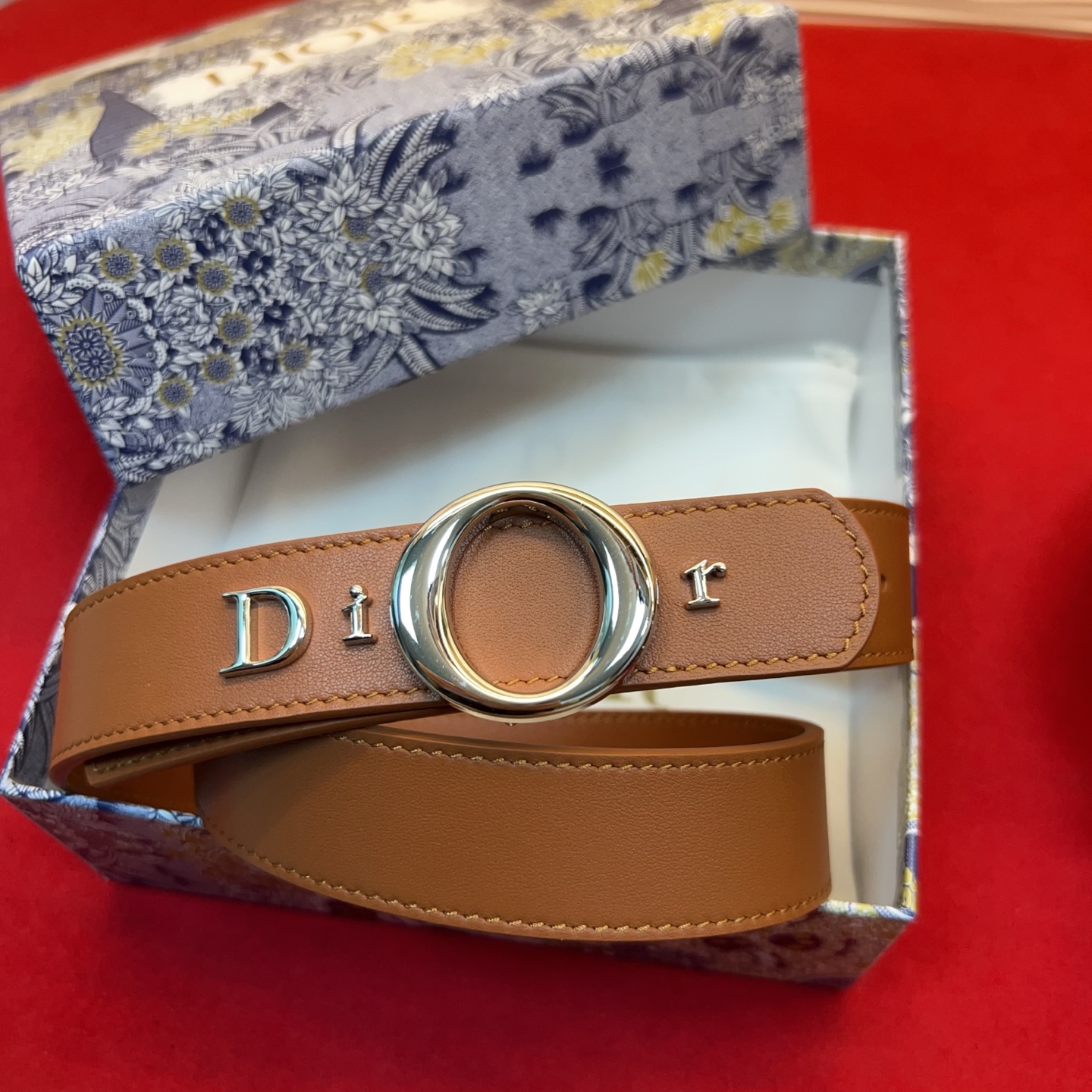 腰带将经典传承与现代风格巧妙融合，彰显 Dior 风格的精髓。采用光滑牛皮革精心制作，皮带上镶嵌Dior的字母，可为各式