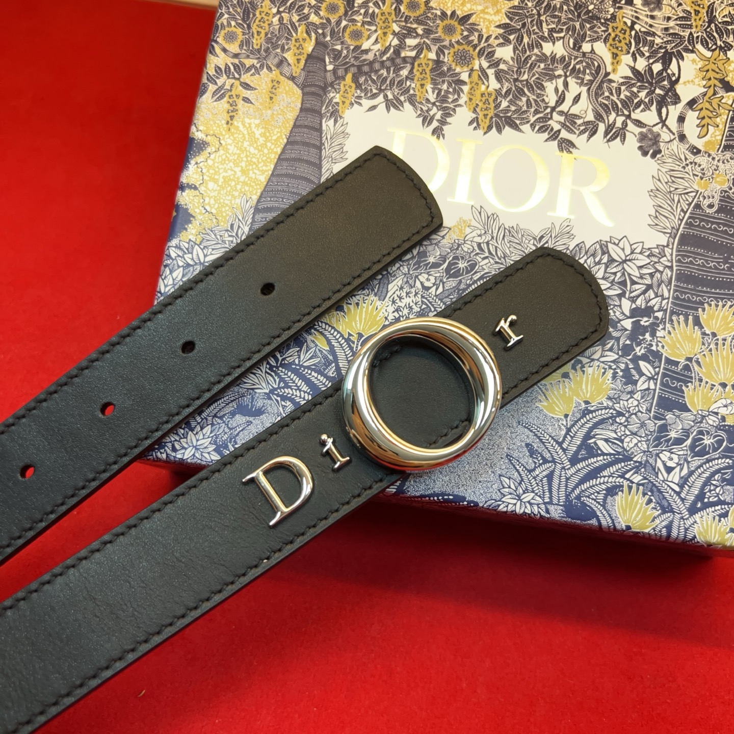 腰带将经典传承与现代风格巧妙融合，彰显 Dior 风格的精髓。采用光滑牛皮革精心制作，皮带上镶嵌Dior的字母，可为各式