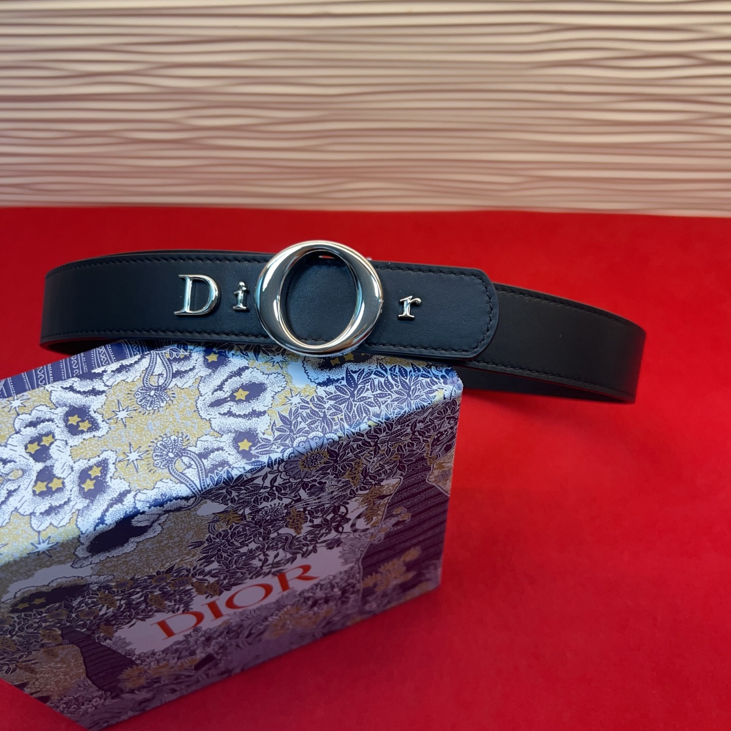 腰带将经典传承与现代风格巧妙融合，彰显 Dior 风格的精髓。采用光滑牛皮革精心制作，皮带上镶嵌Dior的字母，可为各式