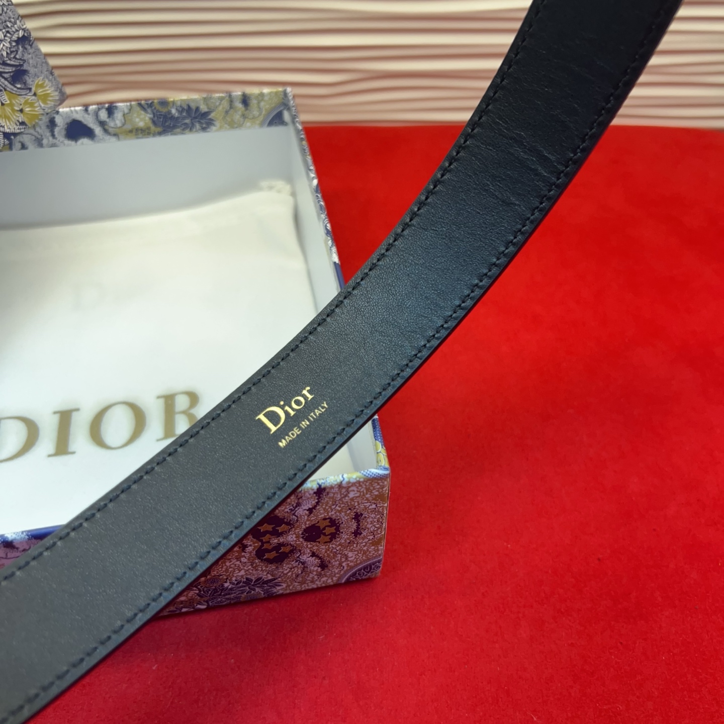 腰带将经典传承与现代风格巧妙融合，彰显 Dior 风格的精髓。采用光滑牛皮革精心制作，皮带上镶嵌Dior的字母，可为各式