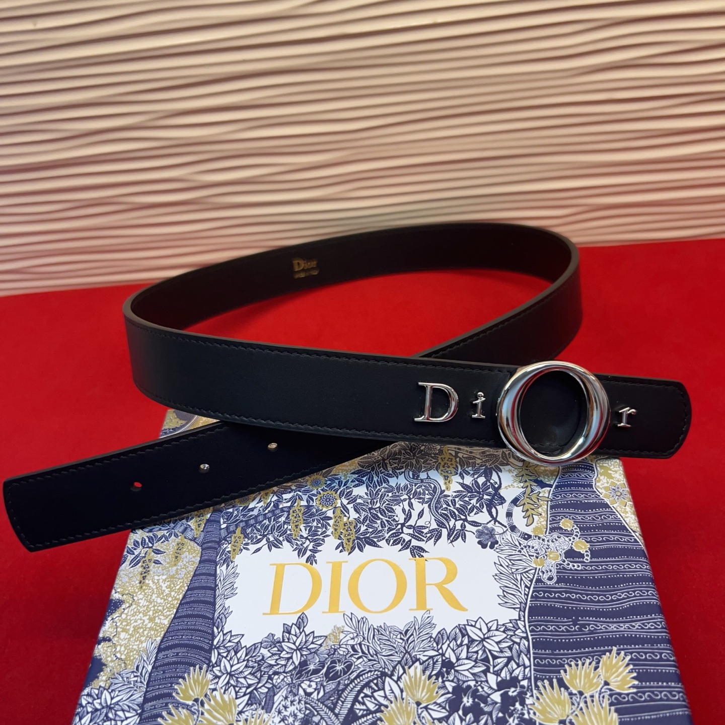 腰带将经典传承与现代风格巧妙融合，彰显 Dior 风格的精髓。采用光滑牛皮革精心制作，皮带上镶嵌Dior的字母，可为各式