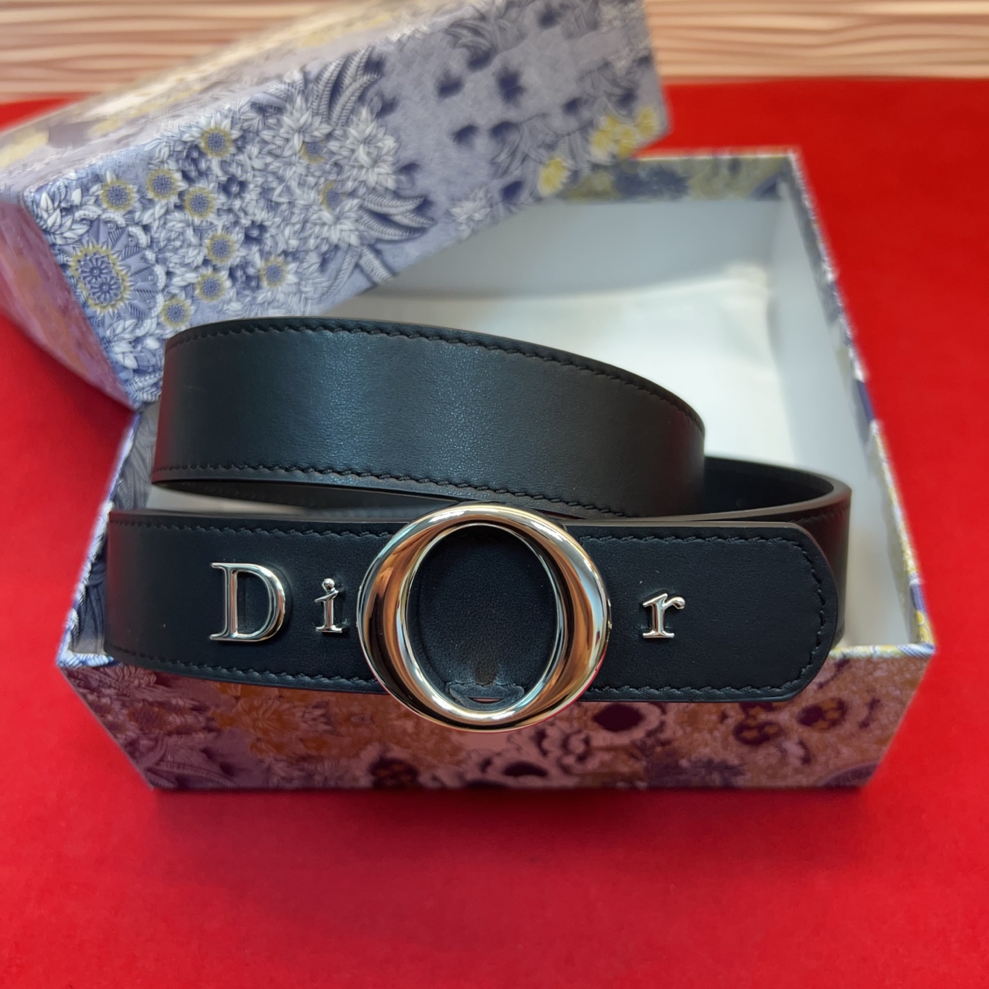 腰带将经典传承与现代风格巧妙融合，彰显 Dior 风格的精髓。采用光滑牛皮革精心制作，皮带上镶嵌Dior的字母，可为各式