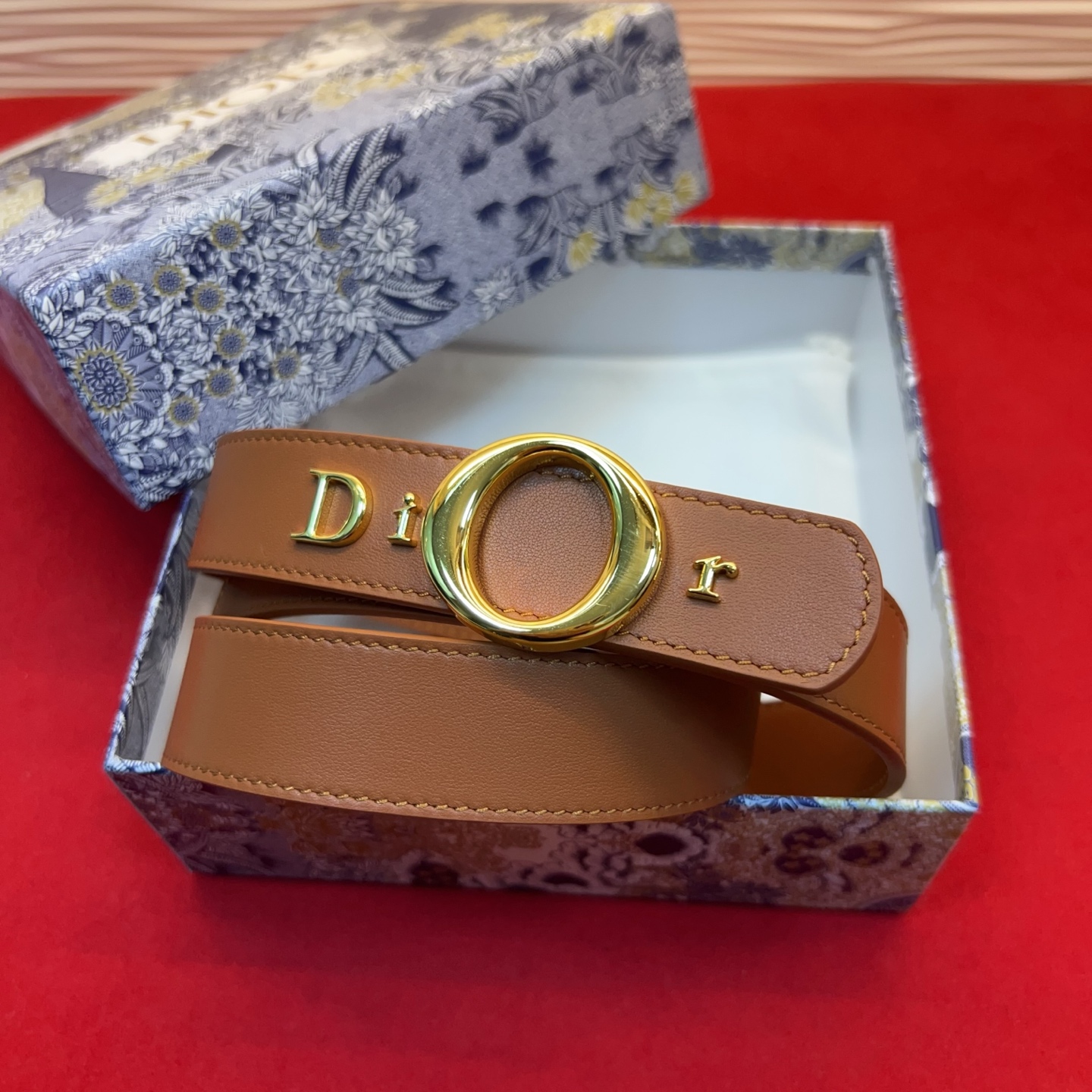 腰带将经典传承与现代风格巧妙融合，彰显 Dior 风格的精髓。采用光滑牛皮革精心制作，皮带上镶嵌Dior的字母，可为各式