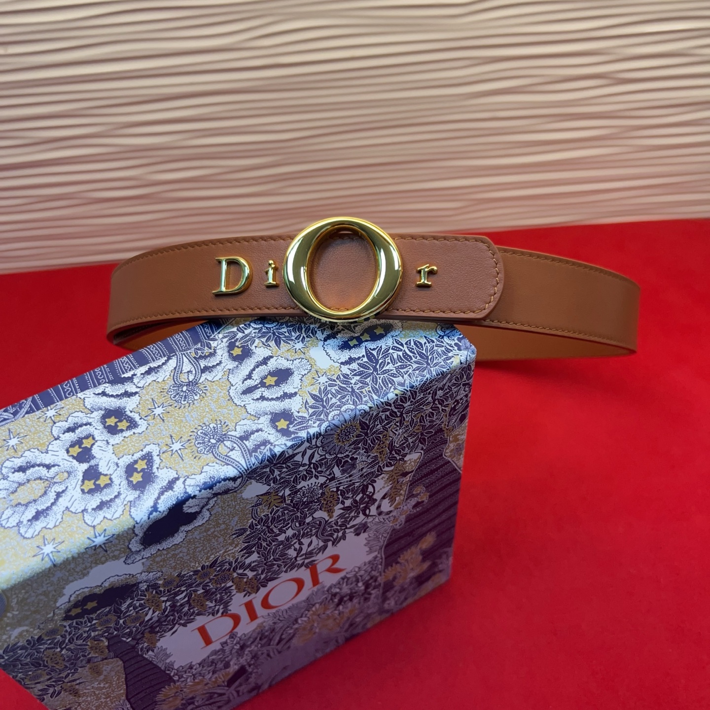 腰带将经典传承与现代风格巧妙融合，彰显 Dior 风格的精髓。采用光滑牛皮革精心制作，皮带上镶嵌Dior的字母，可为各式