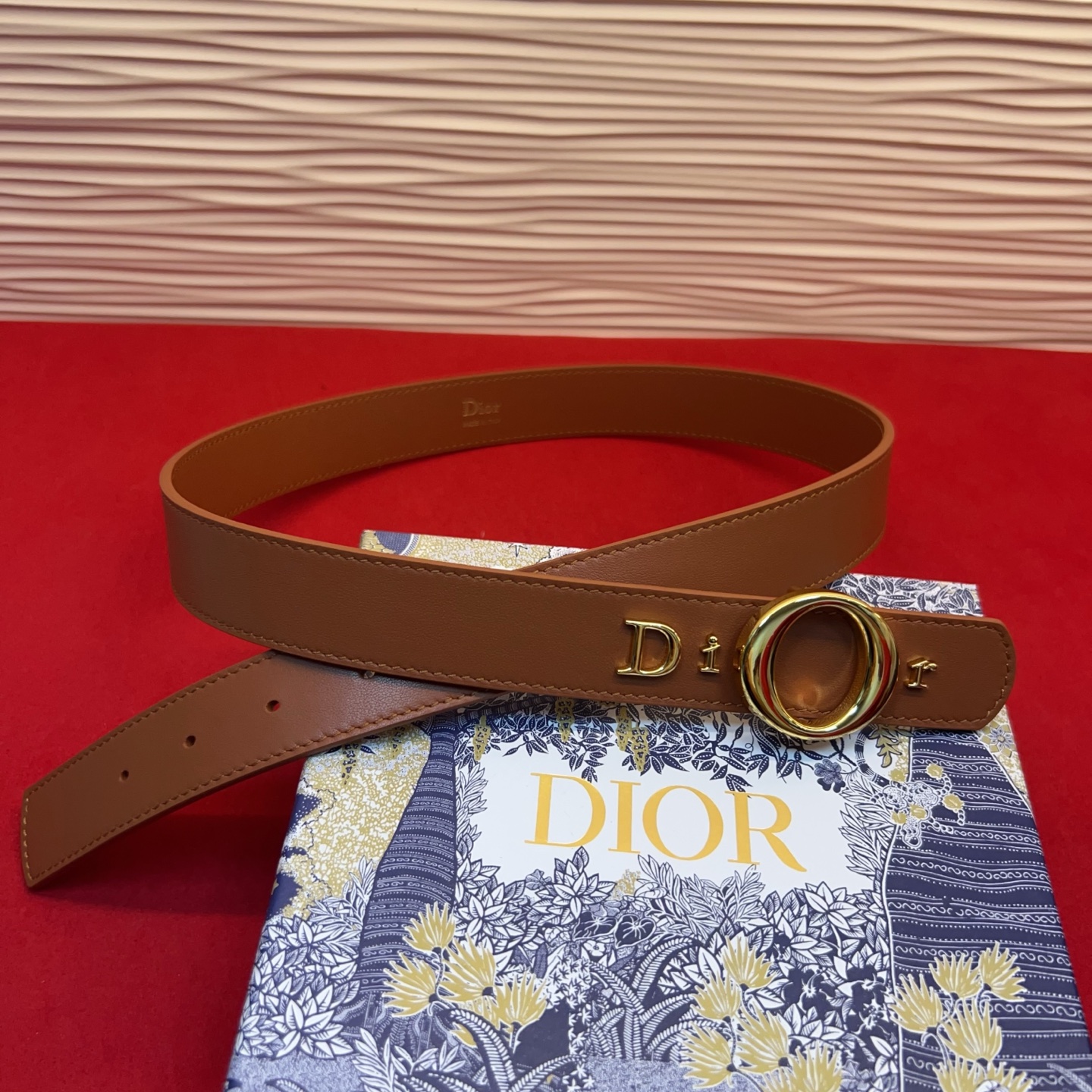腰带将经典传承与现代风格巧妙融合，彰显 Dior 风格的精髓。采用光滑牛皮革精心制作，皮带上镶嵌Dior的字母，可为各式