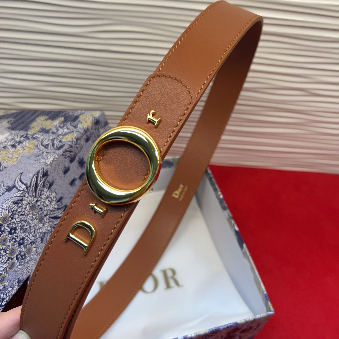 腰带将经典传承与现代风格巧妙融合，彰显 Dior 风格的精髓。采用光滑牛皮革精心制作，皮带上镶嵌Dior的字母，可为各式