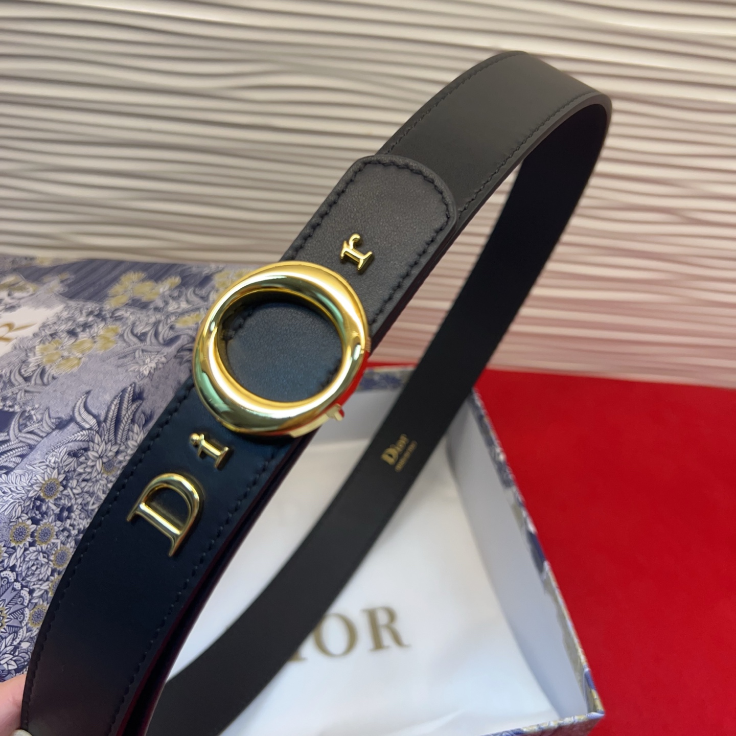 腰带将经典传承与现代风格巧妙融合，彰显 Dior 风格的精髓。采用光滑牛皮革精心制作，皮带上镶嵌Dior的字母，可为各式