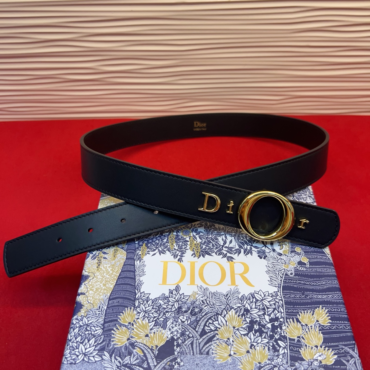 腰带将经典传承与现代风格巧妙融合，彰显 Dior 风格的精髓。采用光滑牛皮革精心制作，皮带上镶嵌Dior的字母，可为各式
