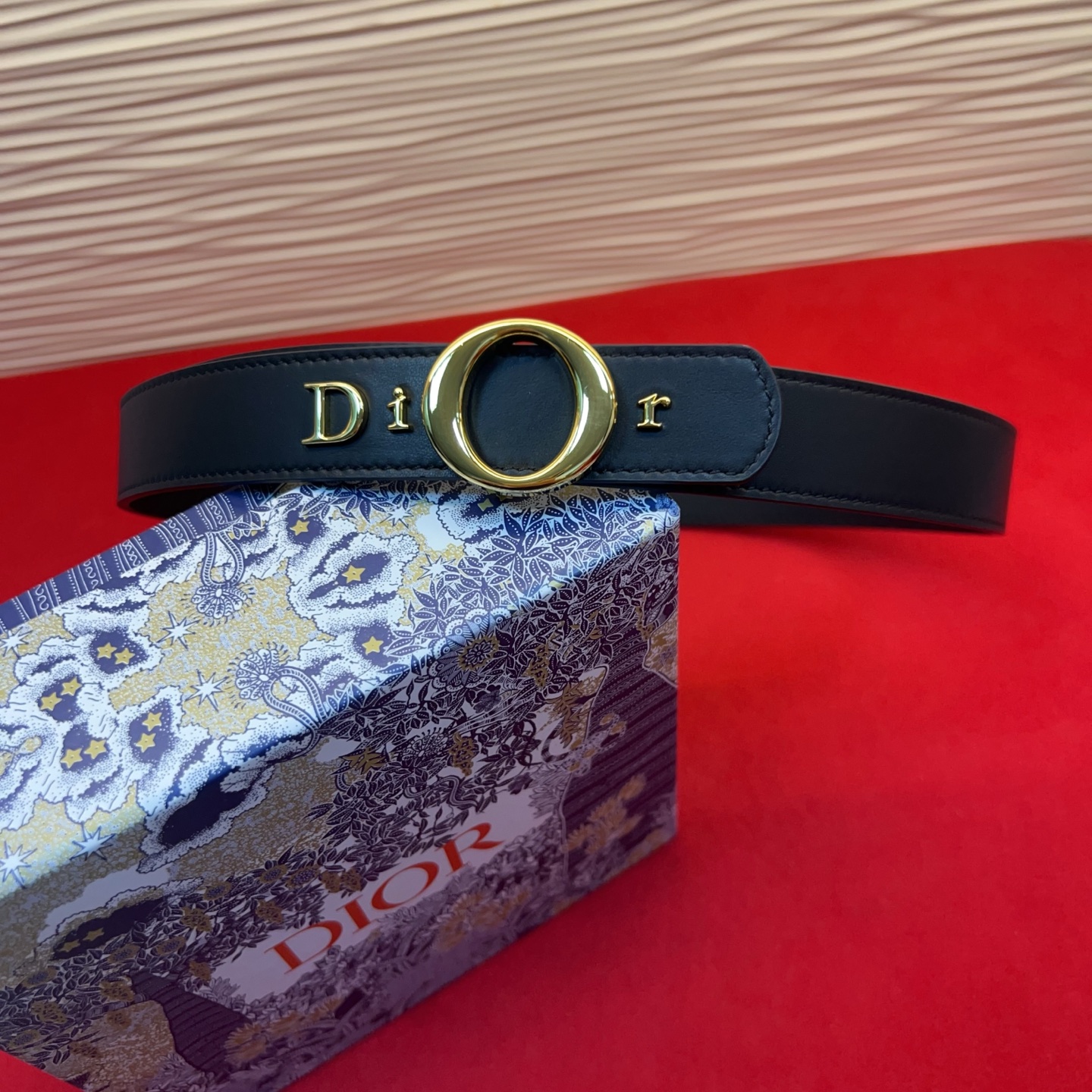 腰带将经典传承与现代风格巧妙融合，彰显 Dior 风格的精髓。采用光滑牛皮革精心制作，皮带上镶嵌Dior的字母，可为各式