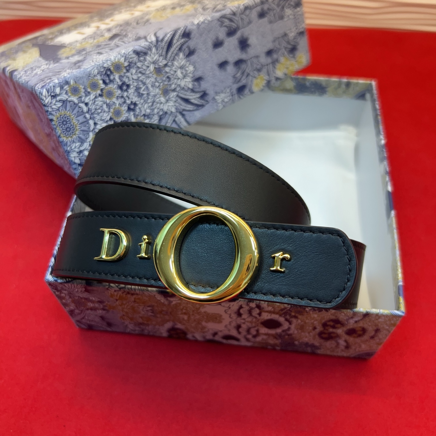 腰带将经典传承与现代风格巧妙融合，彰显 Dior 风格的精髓。采用光滑牛皮革精心制作，皮带上镶嵌Dior的字母，可为各式