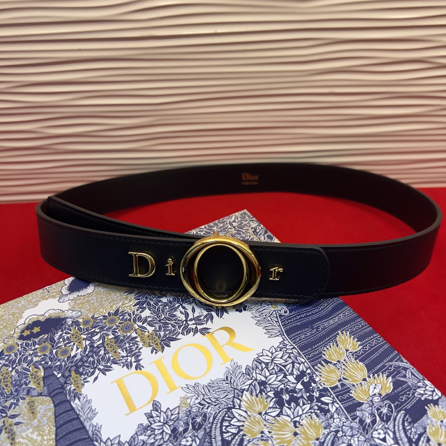 腰带将经典传承与现代风格巧妙融合，彰显 Dior 风格的精髓。采用光滑牛皮革精心制作，皮带上镶嵌Dior的字母，可为各式