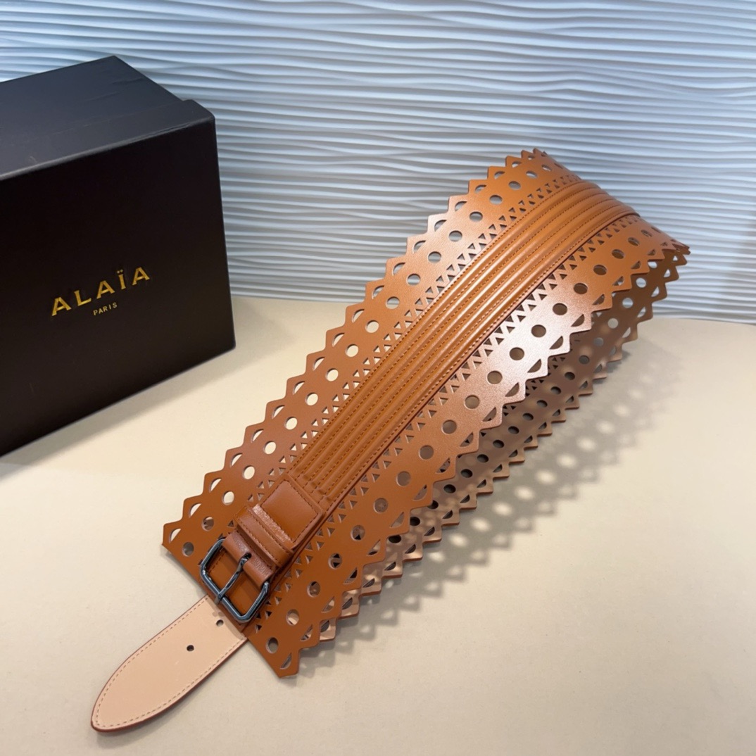Alaia 阿来莱 腰封、品牌标志性的镂空雕花工艺，柔软牛皮制成于意大利12cm、，Alaia是一个以高级时装为魂的巴黎